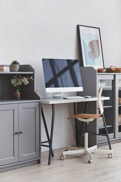 Imagem de fundo vertical do local de trabalho doméstico mínimo com cadeira de madeira em tons de cinza e branco no interior, espaço de cópia