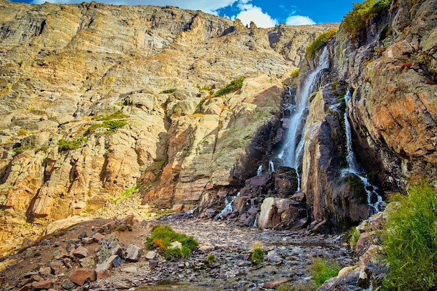 Imagem de grande cachoeira nas montanhas