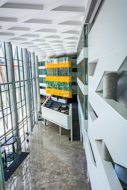 Imagem de grandes janelas passando a luz do dia dentro do prédio de escritórios Sunny em janelas de vidro modernas construindo um corredor interior