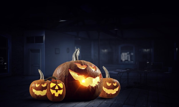 Imagem de Halloween com abóboras assustadoras. Mídia mista