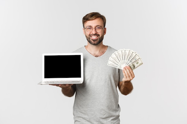 Imagem de homem bonito com barba, trabalhando com laptop