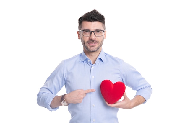 imagem de homem com coração de dia dos namorados homem de cor vermelha com coração de dia dos namorados isolado em branco homem com coração de dia dos namorados em estúdio homem com coração de dia dos namorados em fundo branco