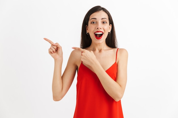 Foto imagem de incrível linda jovem emocional posando apontando isolado.