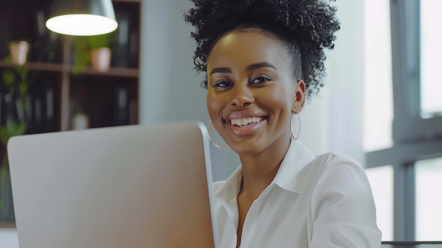 Imagem de jovem alegre feliz positiva bonita mulher de negócios bonita sentar-se dentro de casa no escritório usando computador portátil