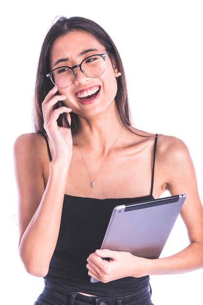 Foto imagem de jovem asiática, trabalhadora de óculos, sorrindo e segurando tablet digital