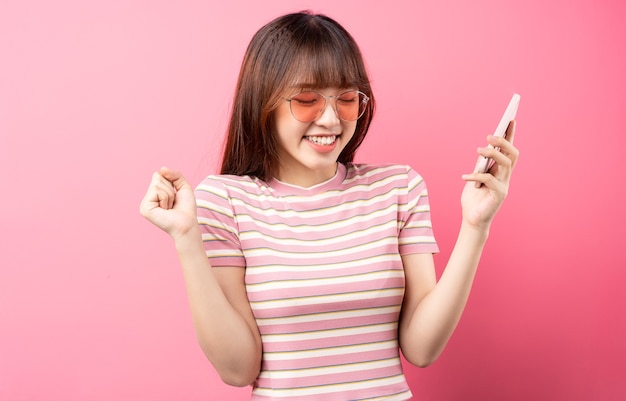Imagem de jovem asiática vestindo uma camiseta rosa