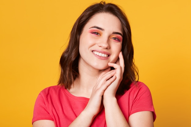 Foto imagem de jovem bonito pé isolado sobre amarelo