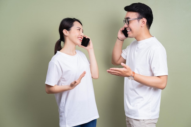 Imagem de jovem casal asiático usando smartphone