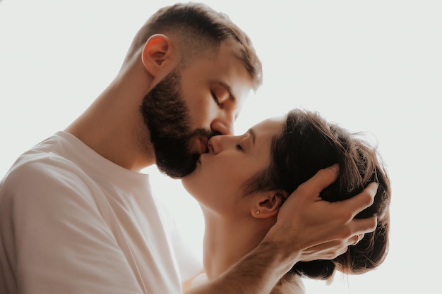 Imagem de jovem feliz beijando e abraçando linda mulher