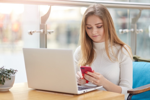 Imagem de jovem ocupada séria trabalhando on-line