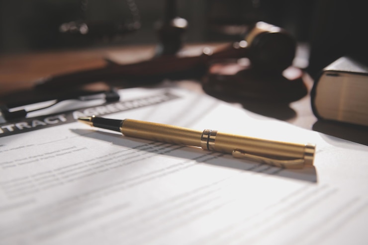 Foto imagem de juízes escamas martelo dama da justiça livro de lei computador portátil e documentos de contrato com caneta conceito de lei e justiça