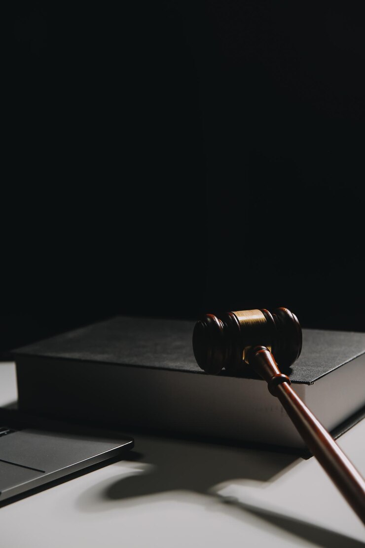 Foto imagem de juízes escamas martelo dama da justiça livro de lei computador portátil e documentos de contrato com caneta conceito de lei e justiça