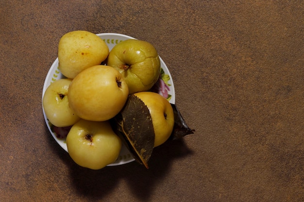 Imagem de maçãs encharcadas dispostas em um prato sobre a mesa