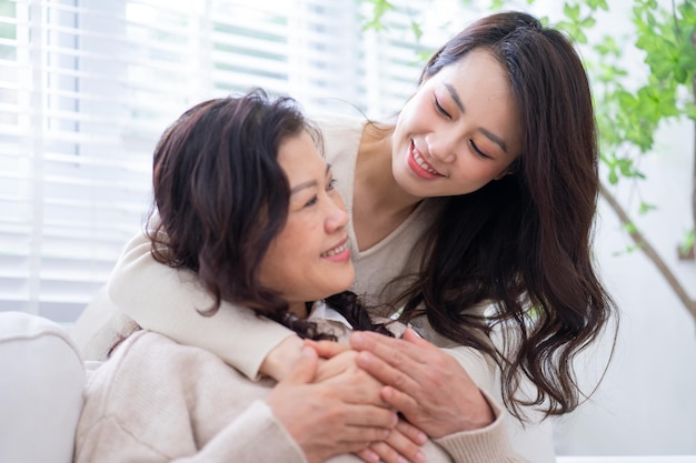 Imagem de mãe e filha asiáticas em casa