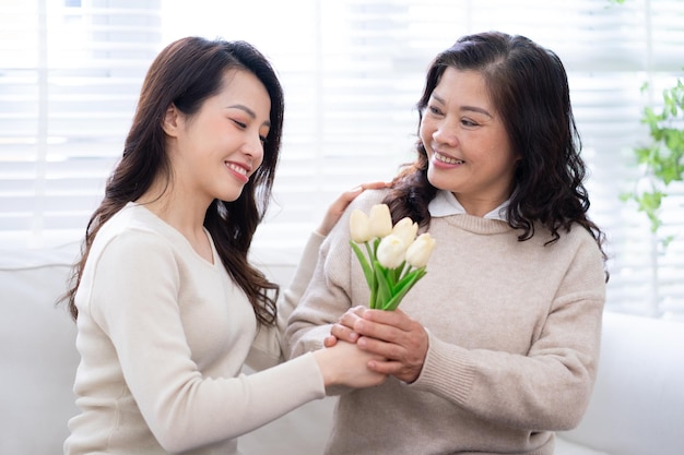 Imagem de mãe e filha asiáticas em casa