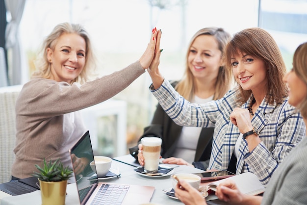 Imagem de mãos juntas em reunião de negócios