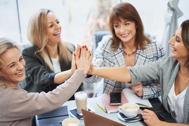 Imagem de mãos juntas em reunião de negócios