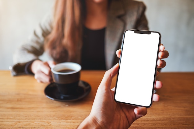 Imagem de maquete de uma mulher segurando e mostrando um telefone celular branco com uma tela em branco para alguém