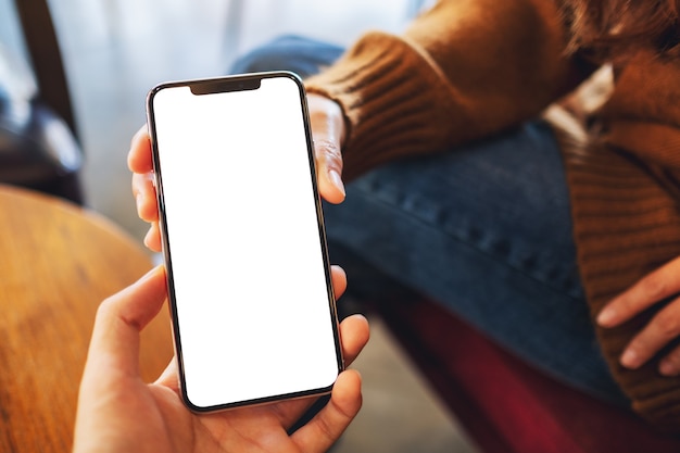 Imagem de maquete de uma mulher segurando e mostrando um telefone celular branco com uma tela preta em branco para alguém