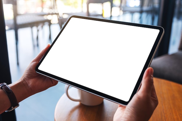 Imagem de maquete de uma mulher segurando o tablet digital com tela de desktop branca em branco