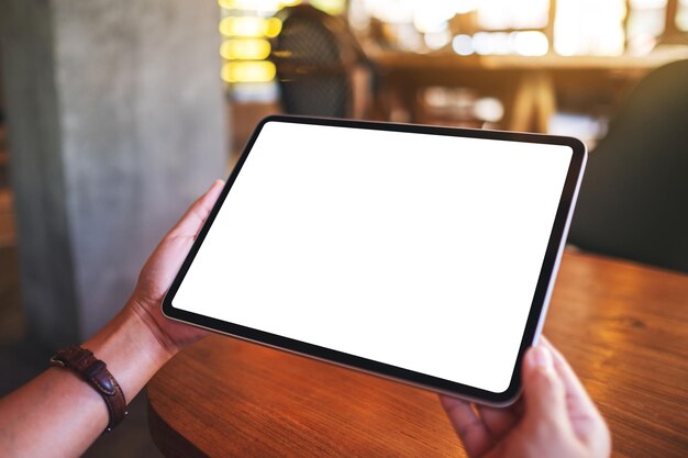 Imagem de maquete de uma mulher segurando o tablet digital com tela de desktop branca em branco