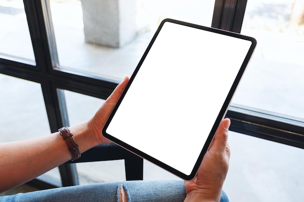 Imagem de maquete de uma mulher segurando um tablet pc preto com uma tela em branco