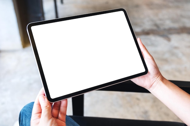 Imagem de maquete de uma mulher segurando um tablet pc preto com uma tela em branco