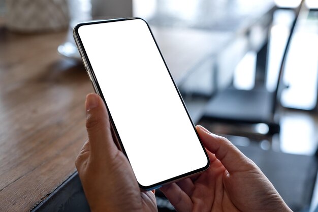 Imagem de maquete de uma mulher segurando um telefone celular com uma tela em branco