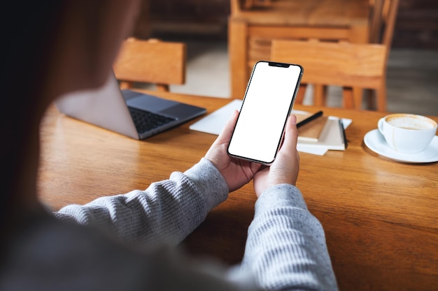 Imagem de maquete de uma mulher segurando um telefone celular com uma tela em branco