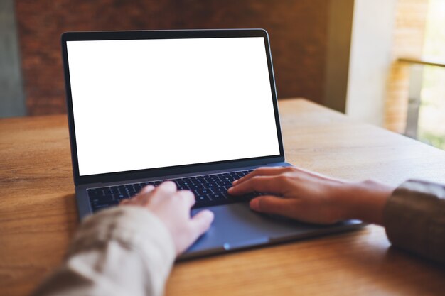 Imagem de maquete de uma mulher usando e digitando em um laptop com uma tela em branco