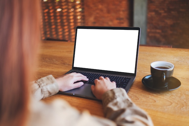 Imagem de maquete de uma mulher usando e digitando em um laptop com uma tela em branco