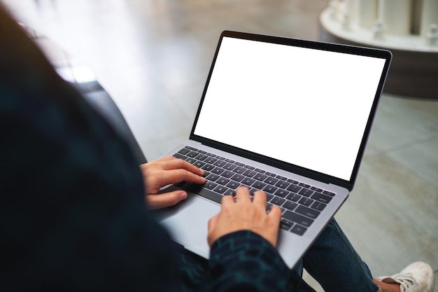 Imagem de maquete de uma mulher usando e digitando em um laptop com uma tela em branco