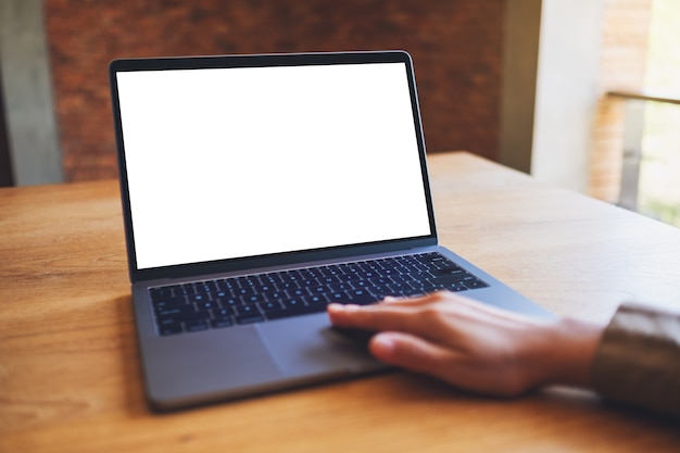 Imagem de maquete de uma mulher usando e tocando no touchpad do laptop com a tela do desktop em branco