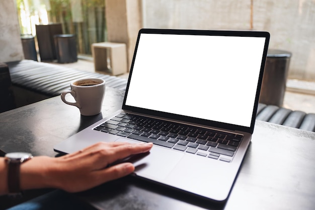 Imagem de maquete de uma mulher usando e tocando no touchpad do laptop com tela branca em branco do desktop