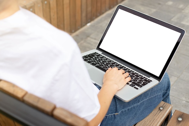 Imagem de maquete em branco, tela branca, laptop, fundo, espaço vazio para o texto do anúncio