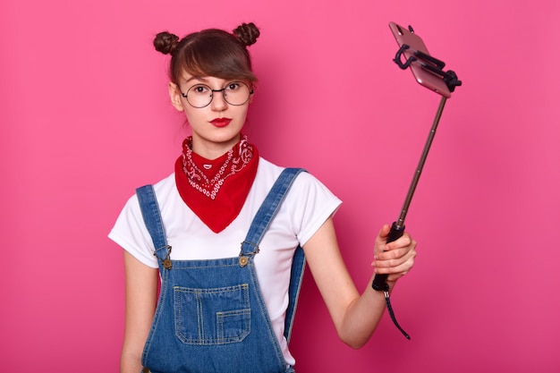 Imagem de menina bonita em camisas brancas de camiseta e jeans