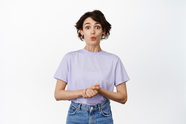 Imagem de menina morena esperançosa parece surpresa com lábios franzidos uau cara de mãos dadas esperando por resultados esperando antecipando um bom fundo branco