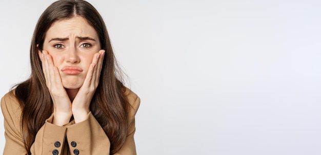 triste mulher ou adolescente menina olhando Foto stock 270757580