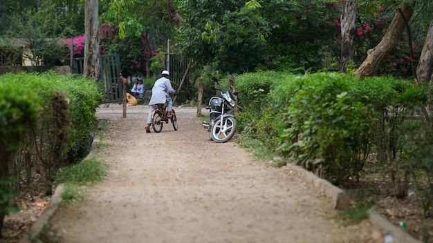 Imagem de menino andando de bicicleta no parque sonipat Haryana Índia 20 de maio de 2023