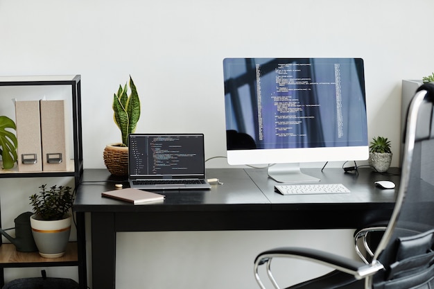 Imagem de monitor de computador moderno e tablet digital com software na mesa do escritório