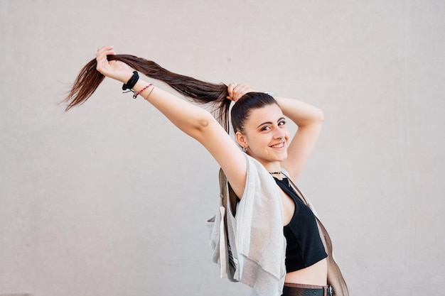 Imagem de mulher atraente mostrando seu cabelo comprido