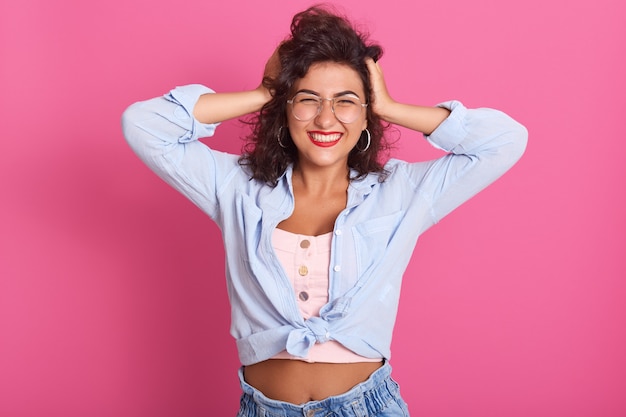 Foto imagem de mulher bonita jovem alegre em pé isolado sobre rosa