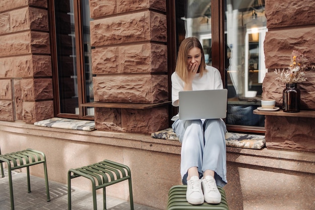 Imagem de mulher bonita trabalhando no café com laptop