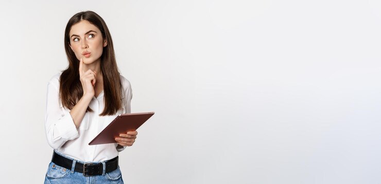 Foto imagem de mulher em pé com tablet digital e pensando em escolher o pedido de compras on-line no aplicativo em pé sobre fundo branco
