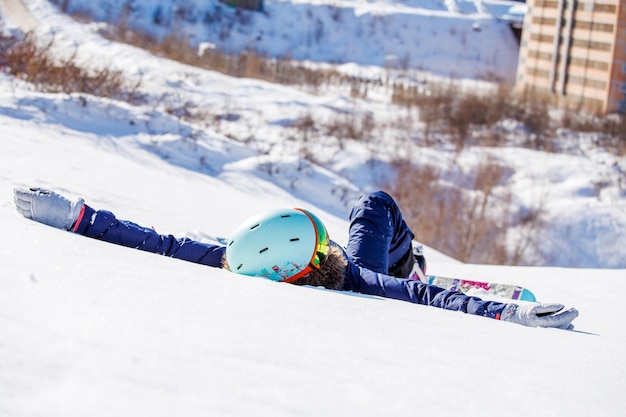 Imagem de mulher esportiva com snowboard mentindo