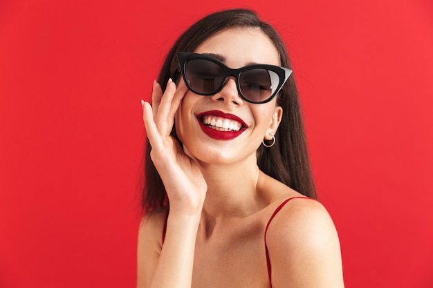 Imagem de mulher jovem e bonita sorridente feliz posando isolado.