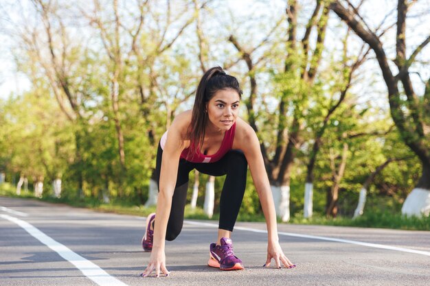 Imagem de mulher sorridente e bonita se preparando para correr