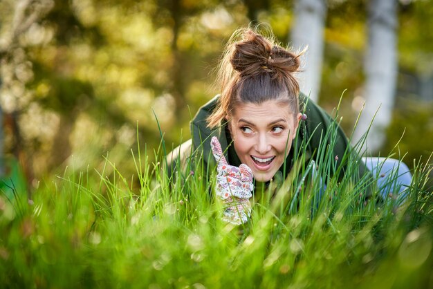 Imagem de mulher trabalhando com ferramentas no jardim