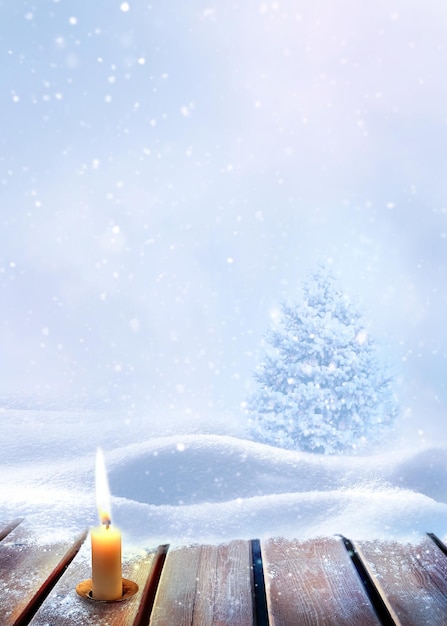Imagem de Natal de inverno Vela em uma superfície de madeira no contexto da árvore de Natal e queda de neve Copiar espaço