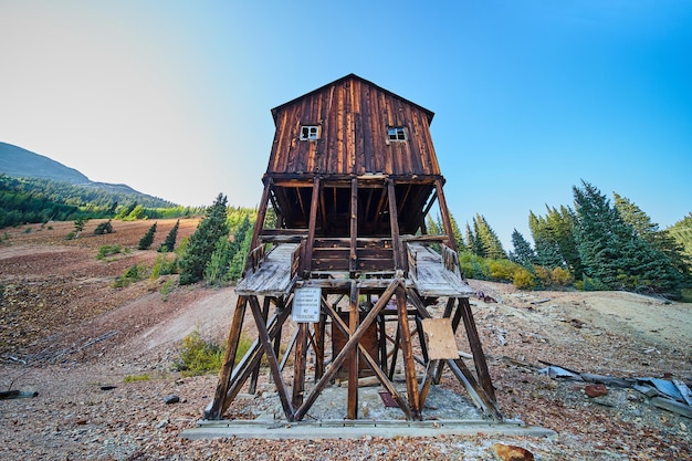 Imagem de olhando para cima com grande angular em um antigo prédio de mineração abandonado nas montanhas do deserto